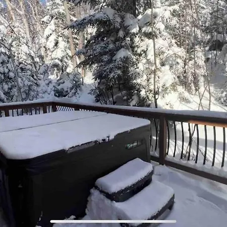 The Apartment At The Slopeside Estate House - Ski On Ski Off, Hot Tub, Mountain Views